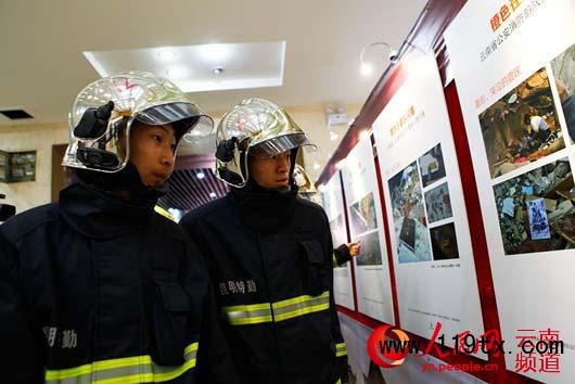 消防官兵在觀看圖片展。（人民網 李發興 攝）