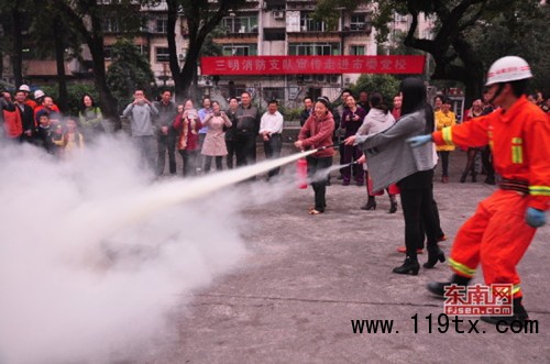消防官兵現場給學員講解如何使用滅火器