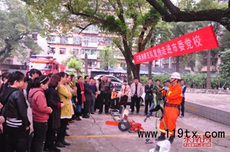 消防員現場講解如何使用消防器材