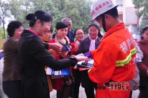 消防官兵現場發放消防安全資料