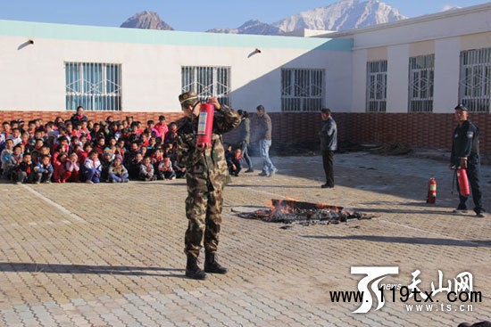 阿合奇哈拉奇鄉邊防派出所開展校園消防安全演練