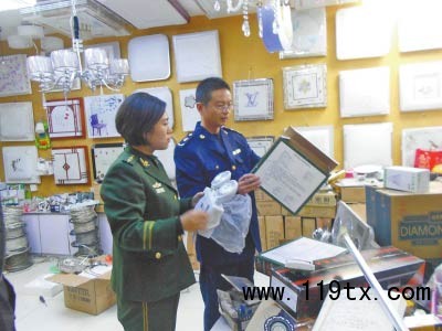 執法人員正在檢查店鋪內的消防產品