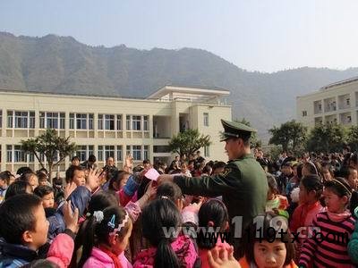 大隊人員發放宣傳單