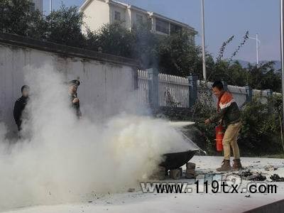 學生實際操作滅火器