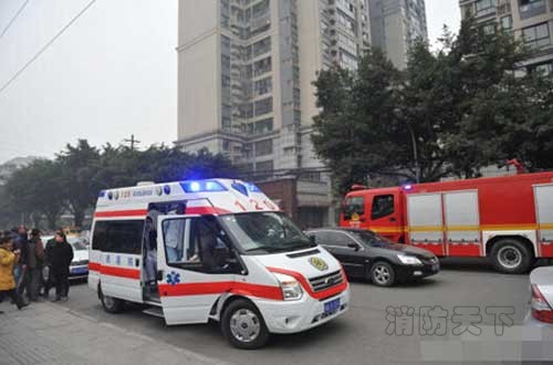 120急救人員稱，沒有收治傷員。目前，警方已對事發居民樓周圍進行警戒。