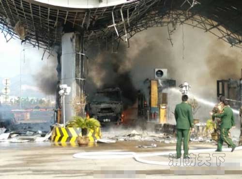 衢州高速收費(fèi)站燒毀現(xiàn)場