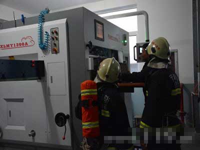 消防官兵深入社會單位進行演練