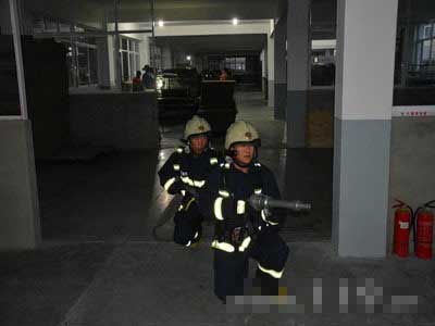 消防官兵深入社會單位進行演練