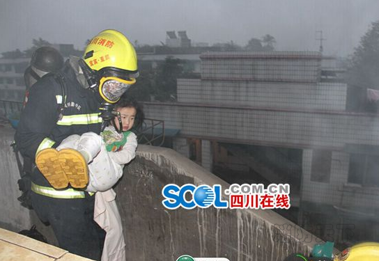 宜賓市一居民樓突發大火