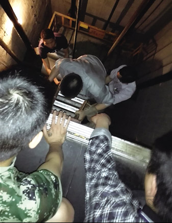 重慶一小區電梯故障11人被困