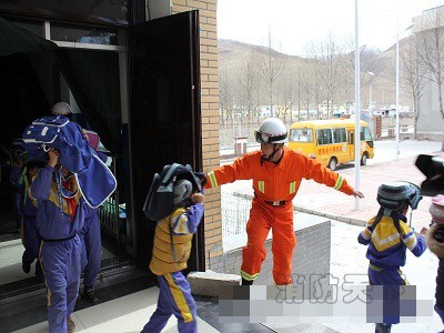 玉樹消防開展4.14紀念日學校應急疏散演練