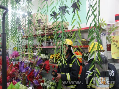 景東消防走進超市開展滅火救援實戰(zhàn)演練[圖]