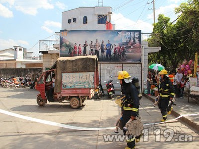 景東消防走進超市開展滅火救援實戰(zhàn)演練[圖]