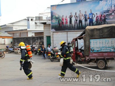 景東消防走進超市開展滅火救援實戰(zhàn)演練[圖]