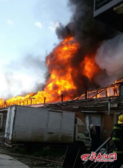 長春燒傷醫院附近廠房著火 現場濃煙滾滾