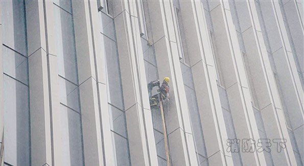 &ldquo;蜘蛛俠&rdquo;用自動(dòng)升降器從外墻升上樓準(zhǔn)備救人  