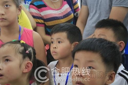 孩子們認(rèn)真聽消防員叔叔講解消防知識(shí)