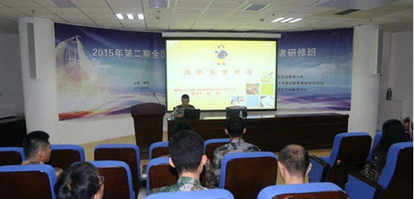 消防民警講解各類(lèi)消防設(shè)備技能