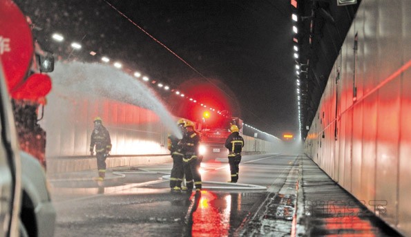 隧道消防應急演練,消防官兵用水槍滅火