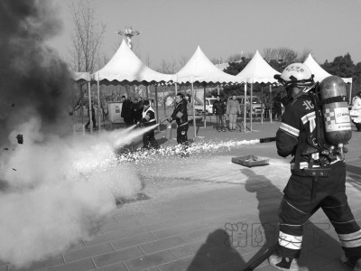 消防人員在進(jìn)行滅火演練。京華時報記者 陶冉 攝