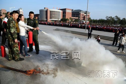 茂名市一中師生演練&ldquo;火海逃生&rdquo;