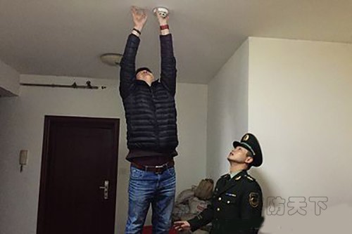 農(nóng)村獨(dú)居老人家里有了感煙報(bào)警器