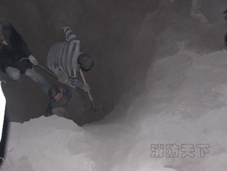 四川磚廠工人掉入粉塵坑被埋 消防緊急救援