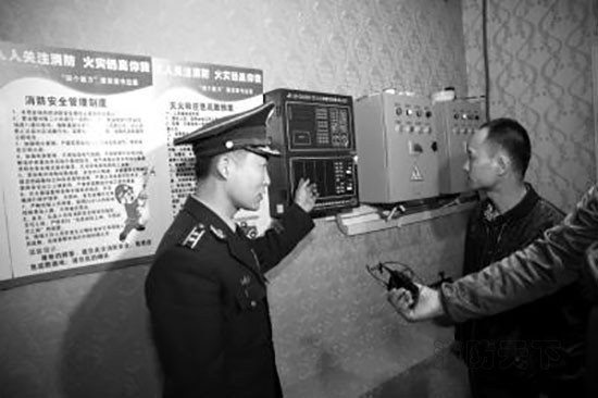 一家KTV消防控制室,消防檢查人員發(fā)現(xiàn)操作人員無(wú)證上崗