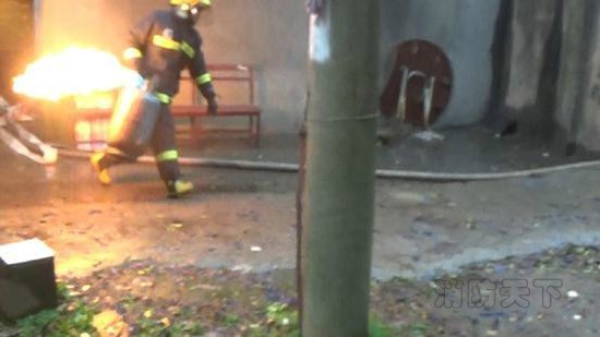 南昌居民樓發生爆炸 消防員提燃燒煤氣罐跑6樓