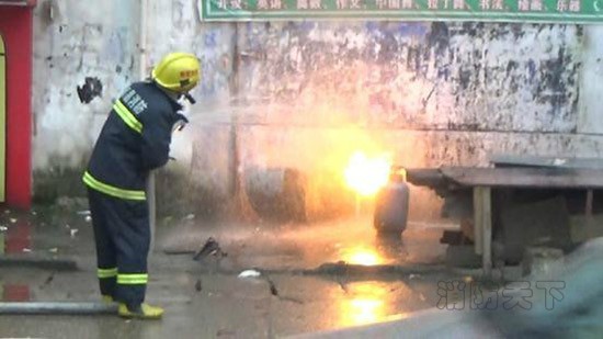 南昌居民樓發生爆炸 消防員提燃燒煤氣罐跑6樓