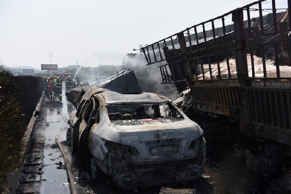 京港澳高速5車連撞起火 猛烈燃燒出動7臺消防車