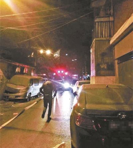 事發當晚,消防車被擋在胡同外