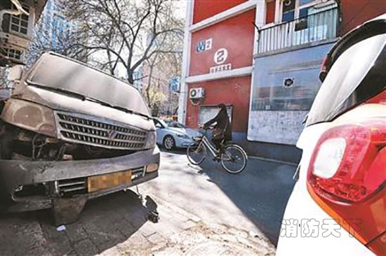 事發后胡同內汽車依然“擋道”