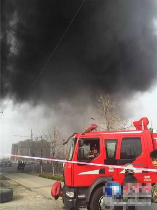 東營輪胎銷售中心突發大火 消防現場撲救  