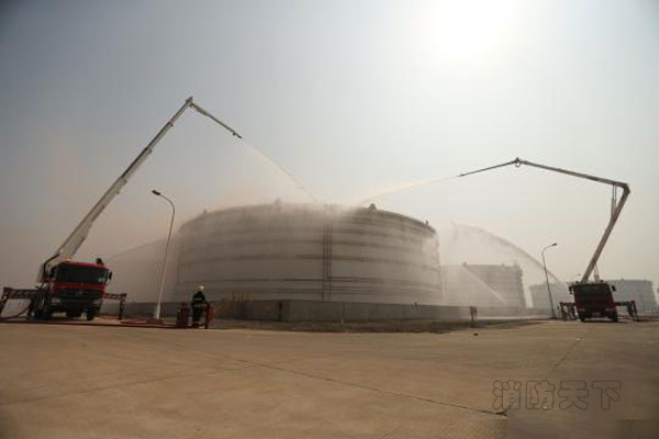 31日，河北消防總隊(duì)在唐山曹妃甸工業(yè)區(qū)對百萬噸級原油儲備庫舉行滅火救援實(shí)戰(zhàn)拉動演練。圖為演練現(xiàn)場。