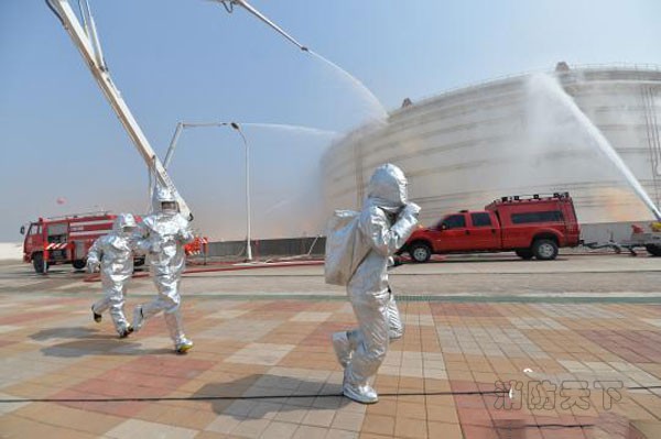 31日，河北消防總隊(duì)在唐山曹妃甸工業(yè)區(qū)對百萬噸級原油儲備庫舉行滅火救援實(shí)戰(zhàn)拉動演練。圖為演練現(xiàn)場。