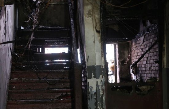 著火居民樓的一層樓梯間,部分木質樓梯已被“燒空”。