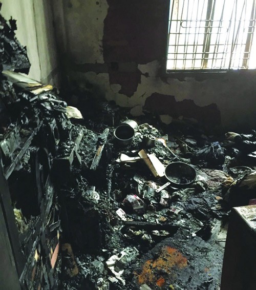 清晨民宅大火母子被困房內 消防人員及時救出 