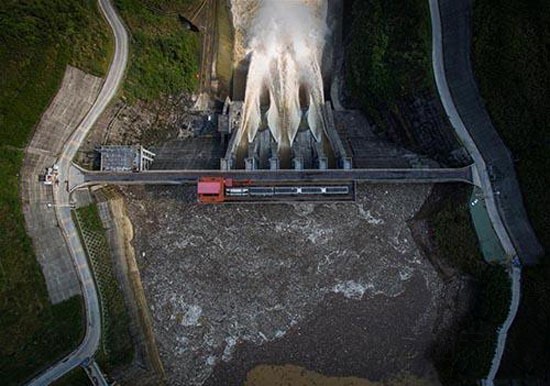 圖為俯瞰大量垃圾漂浮的樂昌峽大壩上游庫區。