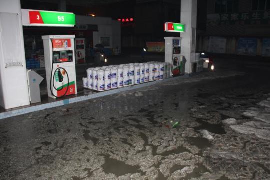 由于暴雨，當(dāng)?shù)丶佑驼鞠浪兀阂鐫M淹向油罐區(qū)
