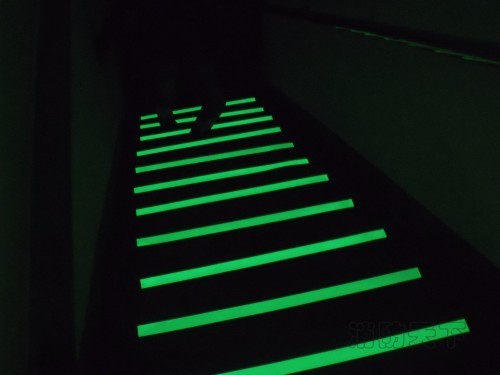 大商場(chǎng)超市夜光防滑條、夜光樓道疏散指示條、樓梯疏散逃生發(fā)光條