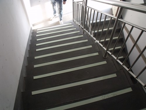 大商場(chǎng)超市夜光防滑條、夜光樓道疏散指示條、樓梯疏散逃生發(fā)光條